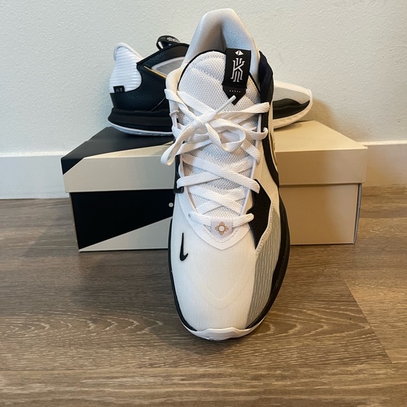 Nike Kyrie 5 Low White Metallic Gold Basketball Shoes Mens DJ6012-101. - Picture 3 of 4